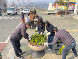 외동읍행정복지센터, 형색색 꽃으로 새 단장